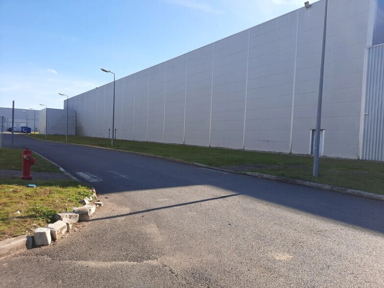 Industrial in Combs-la-Ville for lease - Building Photo - Image 3 of 3