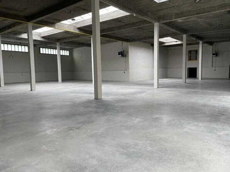 Flex in Montreuil for lease - Interior Photo - Image 1 of 13