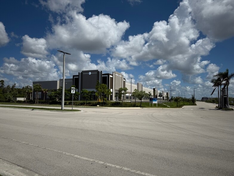 Airport Haul Rd, Fort Myers, FL for lease - Building Photo - Image 3 of 11
