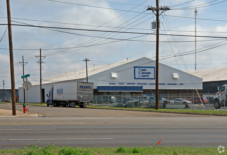 1201 E 50th St, Lubbock, TX for lease - Primary Photo - Image 1 of 12