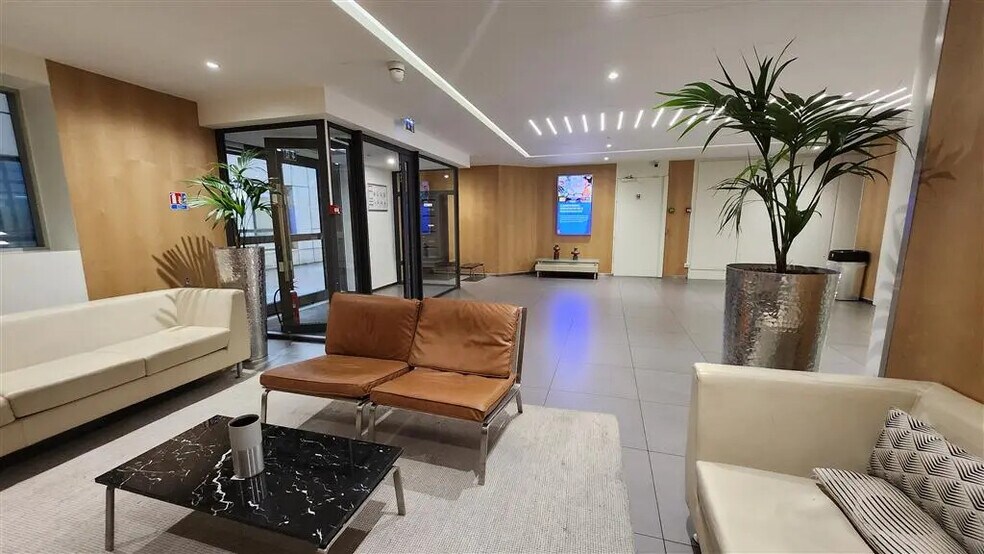 Office in Boulogne-Billancourt for lease - Building Photo - Image 2 of 8