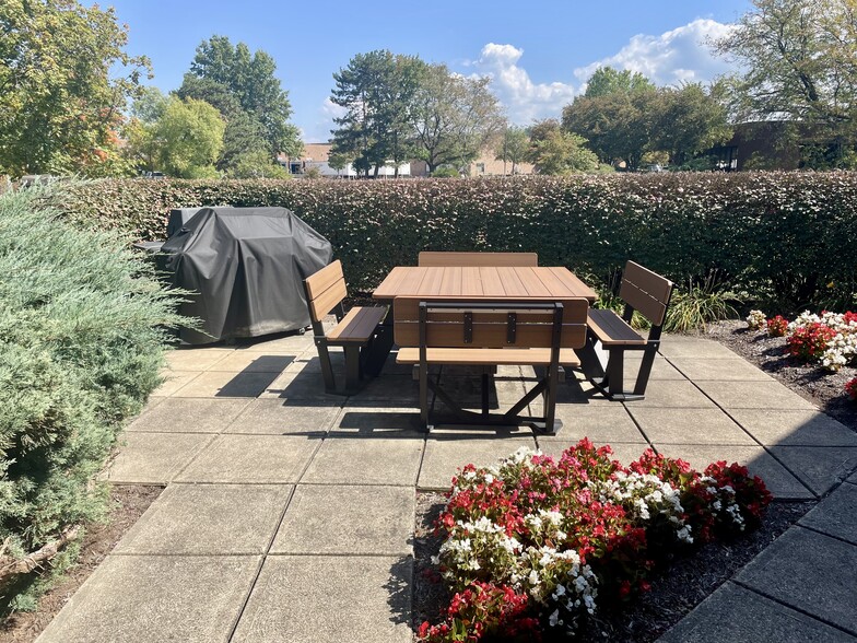 7660-7670 Tyler Blvd, Mentor, OH for lease - Building Photo - Image 2 of 6