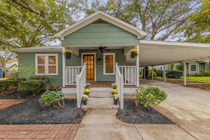 702 Pecan St, Bastrop, TX 78602