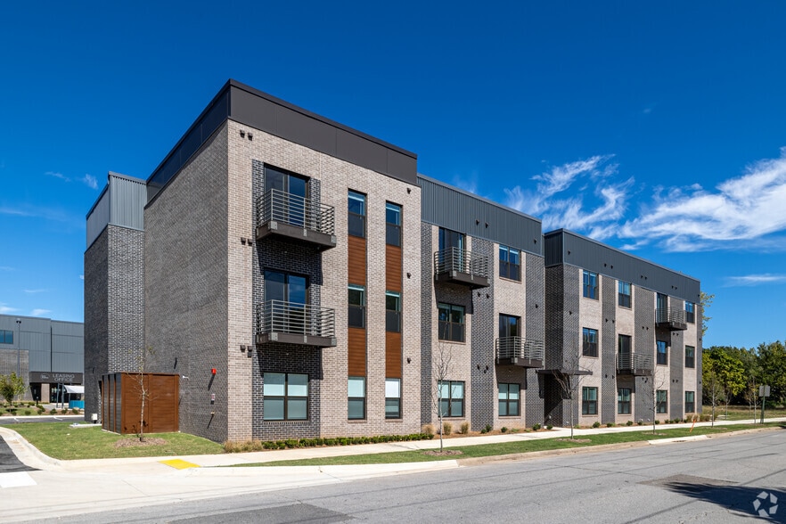 627 Emma ave, Springdale, AR for lease - Primary Photo - Image 1 of 27