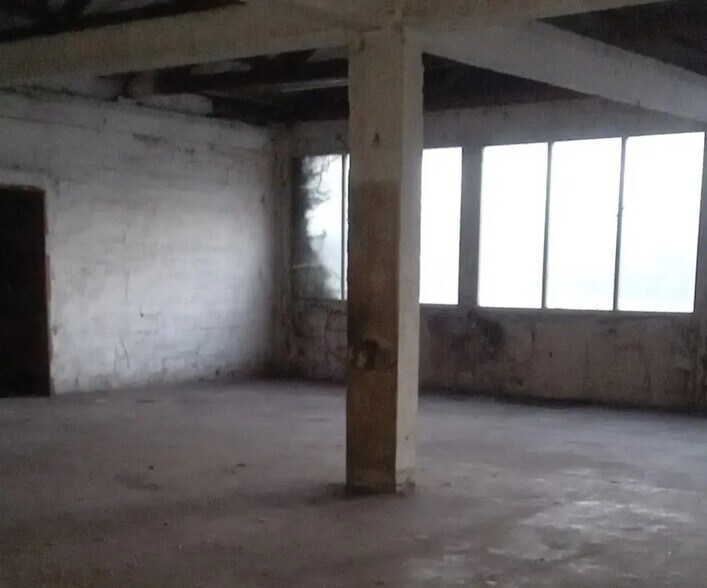 Retail in Besançon for lease - Interior Photo - Image 2 of 5