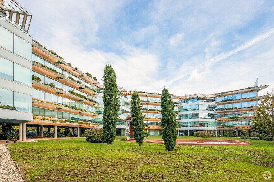 Avinguda Alcalde Barnils, 68, Sant Cugat del Vallès, Barcelona for lease - Building Photo - Image 3 of 4