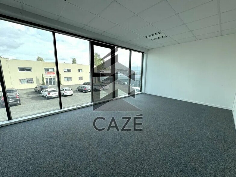 Office in Lormont for lease - Interior Photo - Image 2 of 6