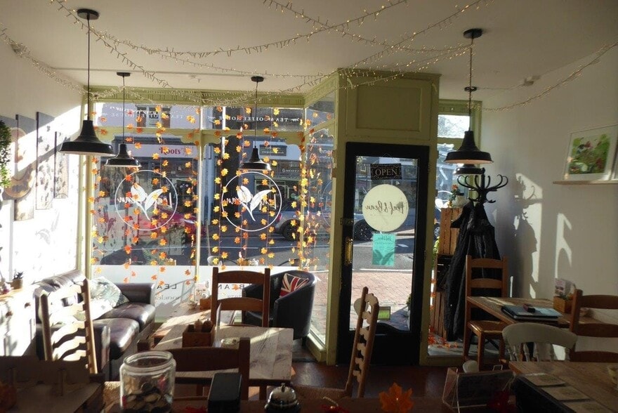 47 St. Johns Rd, Tunbridge Wells for sale - Interior Photo - Image 3 of 5