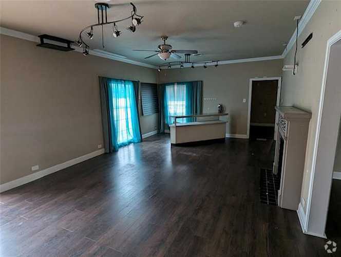 1123 W Abram St, Arlington, TX for lease - Interior Photo - Image 2 of 5