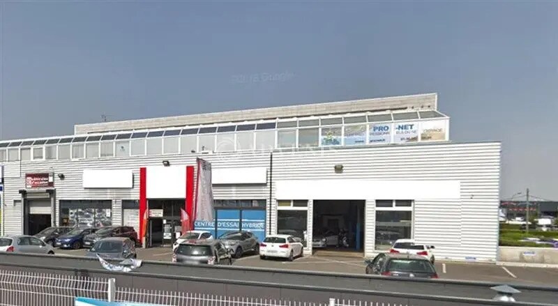 Retail in Plaisir for lease - Building Photo - Image 2 of 2