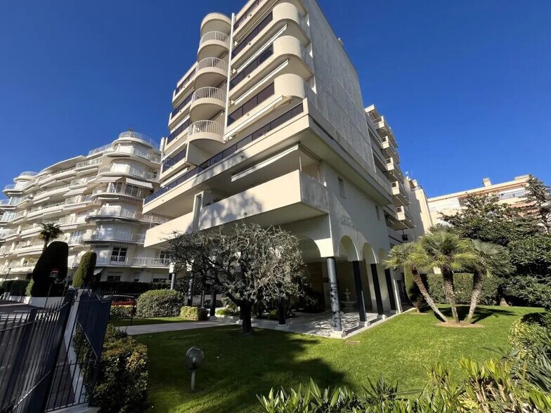 Office in Le Cannet for sale - Building Photo - Image 3 of 11