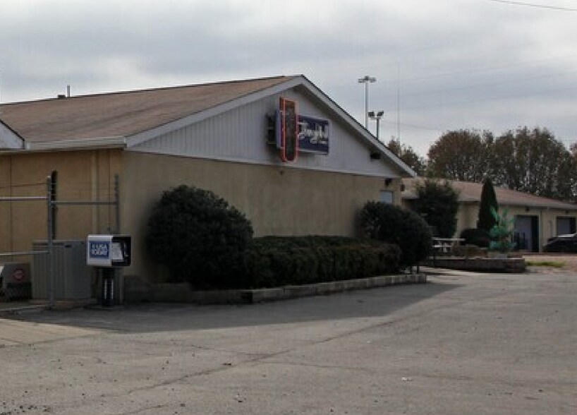 4925 Rozzelles Ferry Rd, Charlotte, NC for lease - Building Photo - Image 1 of 6