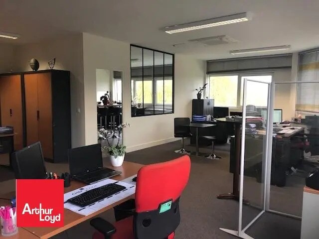 Office in Chartres for lease Interior Photo- Image 1 of 4