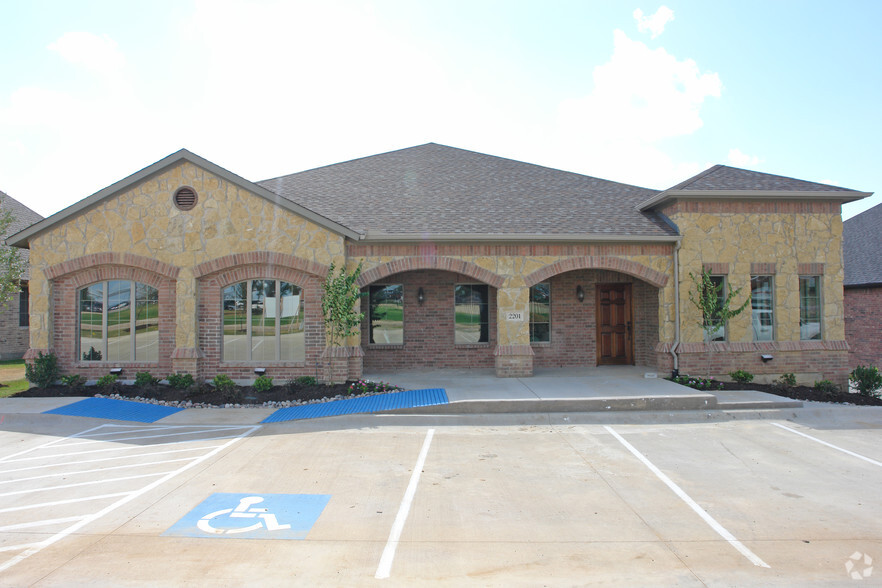 2201 Martin Dr, Bedford, TX for lease - Building Photo - Image 2 of 20