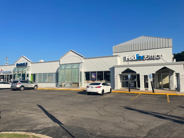 5433-5439 Johnson Dr, Mission, KS for lease - Building Photo - Image 2 of 9