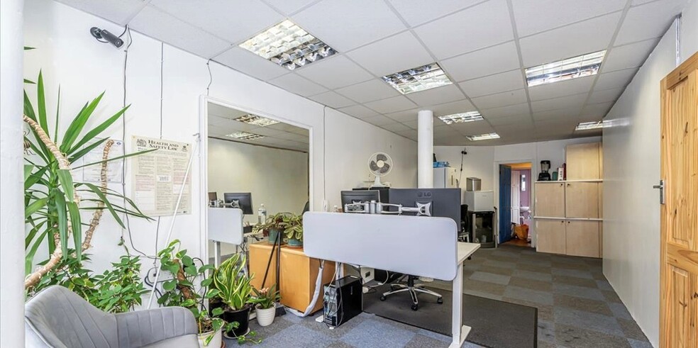 134-136 West End Ln, London for lease - Building Photo - Image 3 of 6