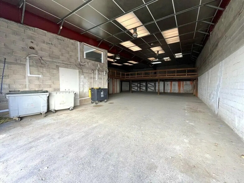 Industrial in Mandelieu-la-Napoule for lease - Interior Photo - Image 2 of 11