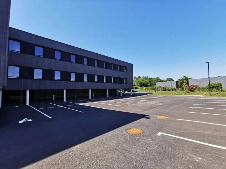 Office in Langueux for lease - Building Photo - Image 3 of 9