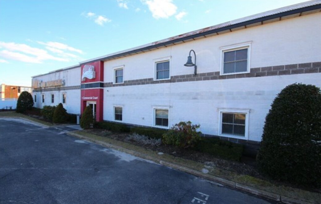 1 Commercial Ct, Plainview, NY 11803