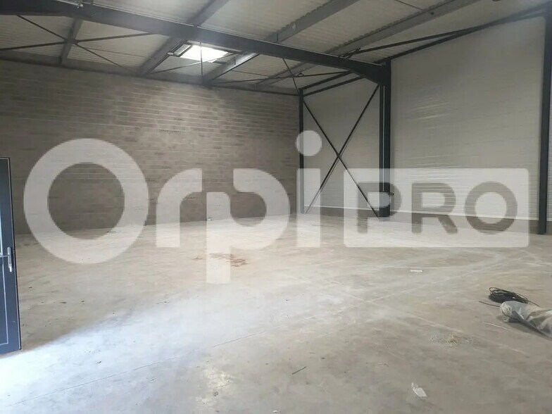 Flex in Reims for lease - Interior Photo - Image 3 of 3