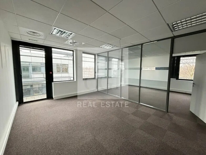 Office in Saint-Priest for lease - Interior Photo - Image 2 of 10