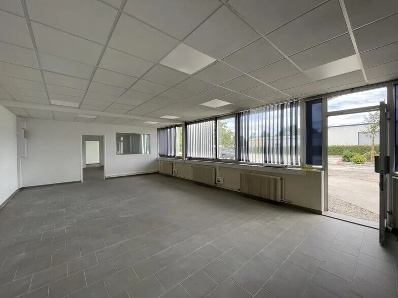 Office in Pont-Audemer for lease - Interior Photo - Image 1 of 8