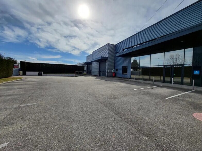 Flex in Saint-Quentin-Fallavier for lease - Building Photo - Image 1 of 7