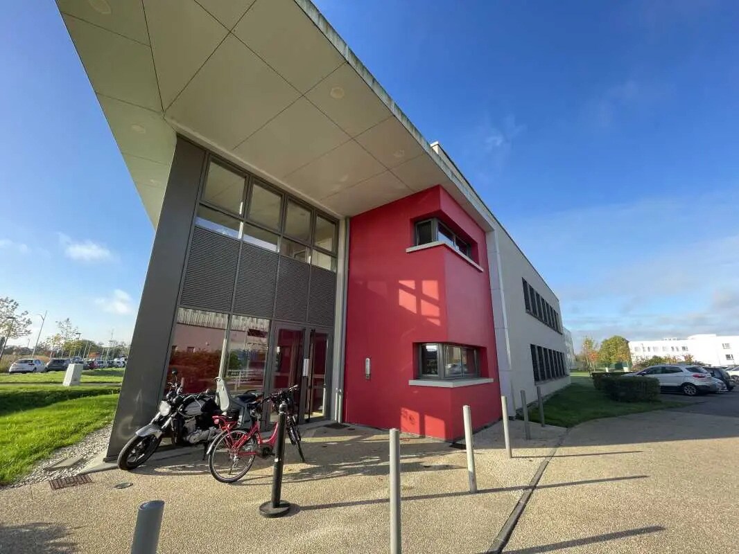 Flex in Isneauville for lease Building Photo- Image 1 of 9