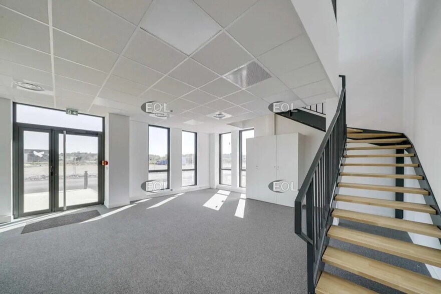 Industrial in Saint-Priest for lease - Interior Photo - Image 2 of 5