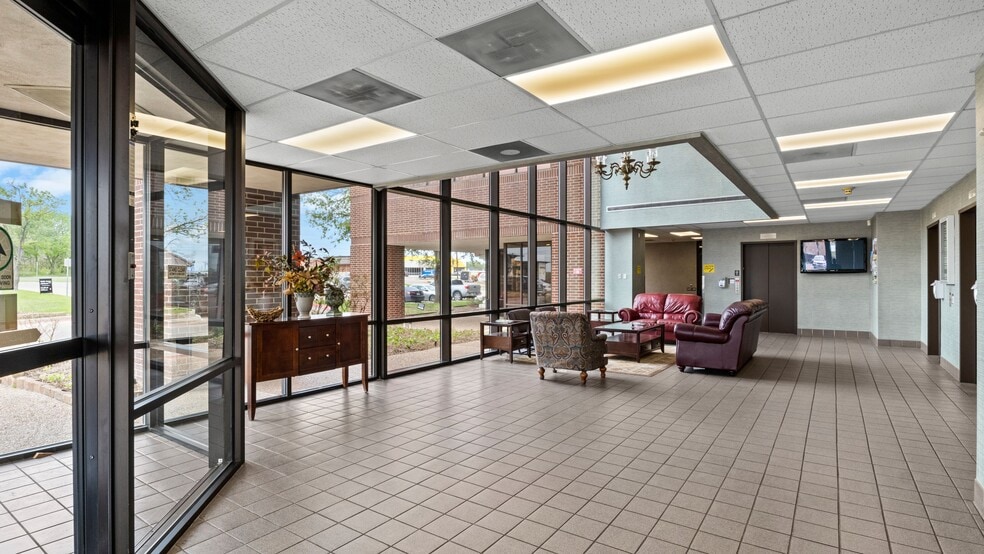 600 E Taylor St, Sherman, TX for lease - Lobby - Image 3 of 12