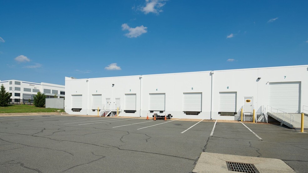 22660 Executive Dr, Dulles, VA for lease - Building Photo - Image 2 of 16