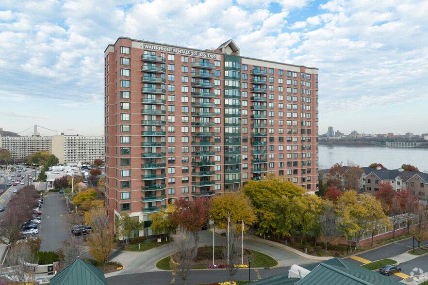 100 Tower Dr, Edgewater, NJ for lease - Primary Photo - Image 1 of 57