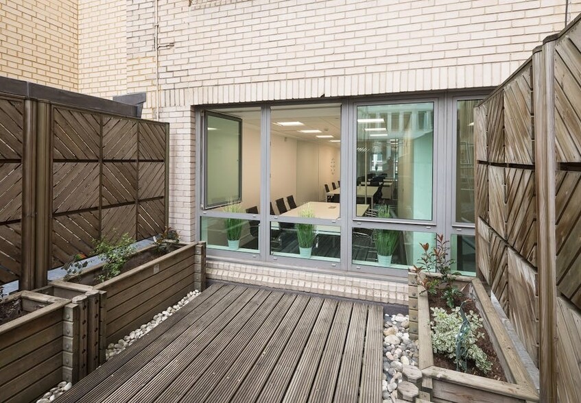 43 London Wall, London for lease - Building Photo - Image 3 of 15