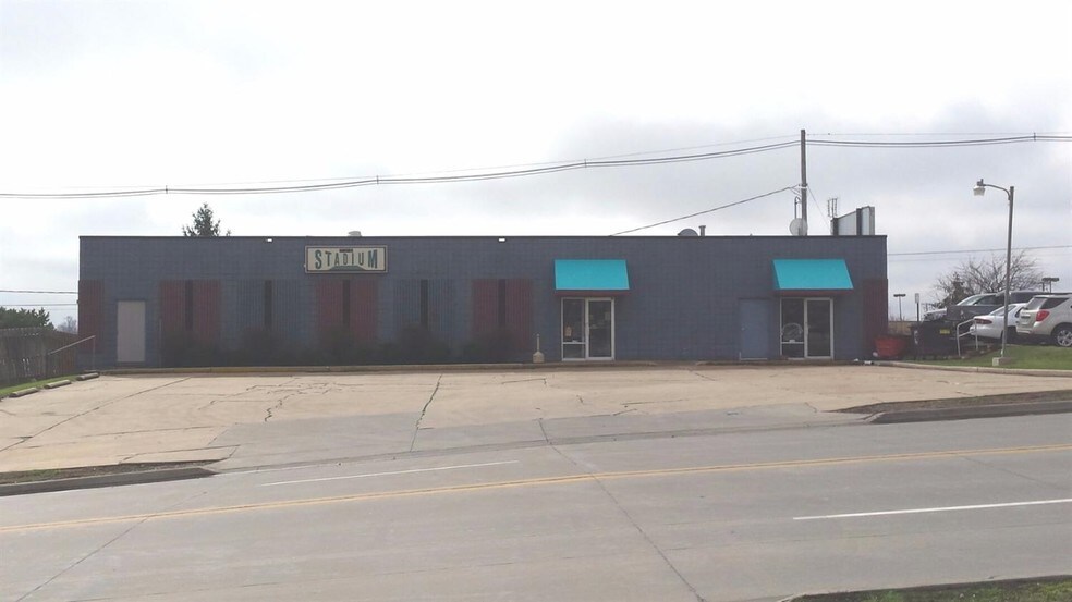 9 E Southridge Rd, Marshalltown, IA for sale - Building Photo - Image 1 of 1