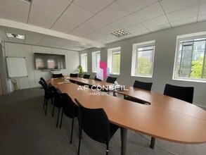 Office in Montigny-le-Bretonneux for lease Interior Photo- Image 2 of 4