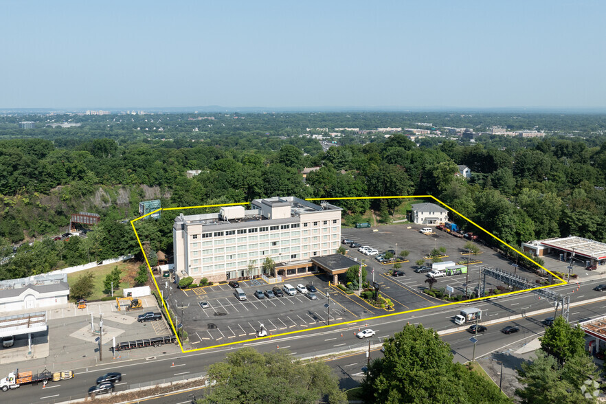 2339 State Rt 4, Fort Lee, NJ for sale - Building Photo - Image 1 of 1