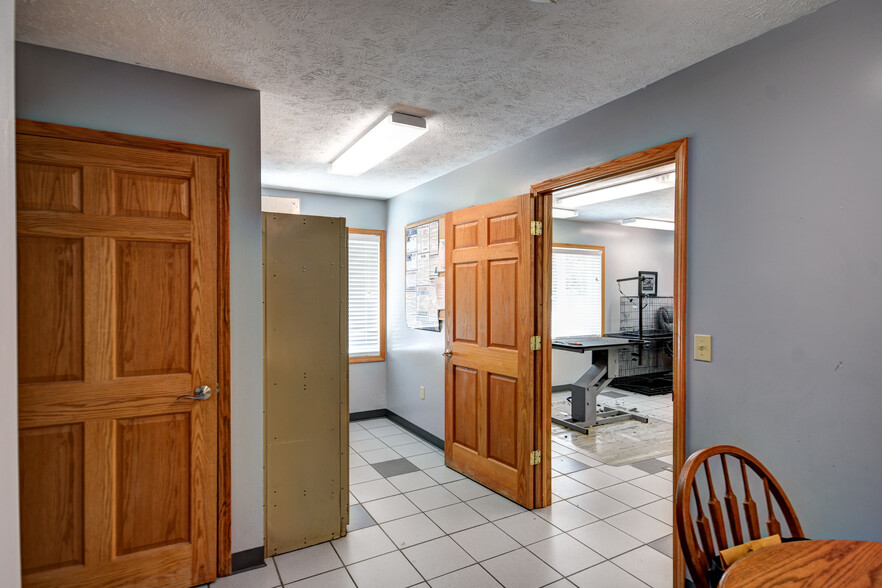 931 Duell Rd, Traverse City, MI for sale - Interior Photo - Image 2 of 47