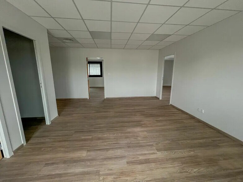 Office in Avignon for lease - Interior Photo - Image 2 of 12