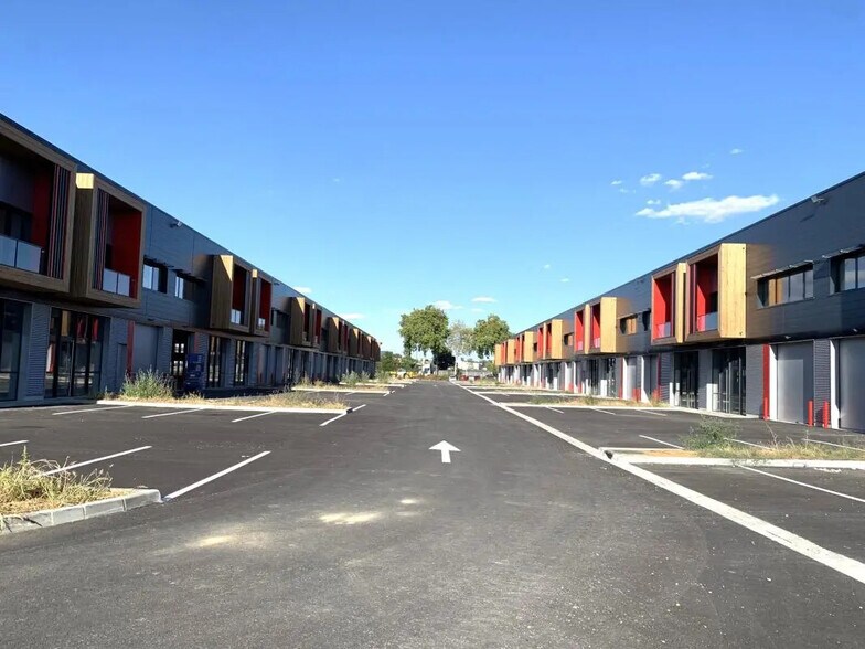 Flex in Fenouillet for lease - Building Photo - Image 2 of 19