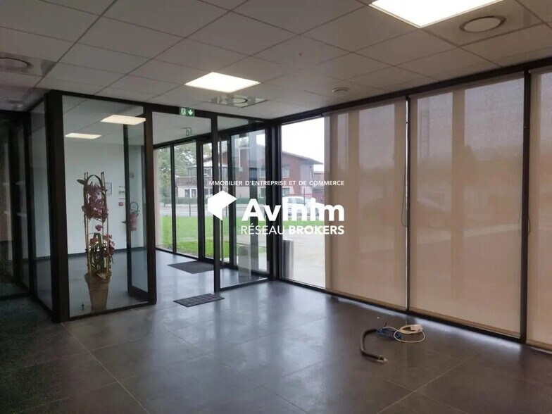 Office in Thyez for lease - Interior Photo - Image 2 of 4