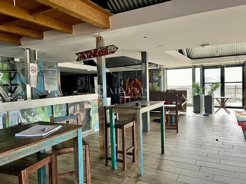 Retail in Saint-Bonnet-de-Mure for lease - Interior Photo - Image 2 of 5