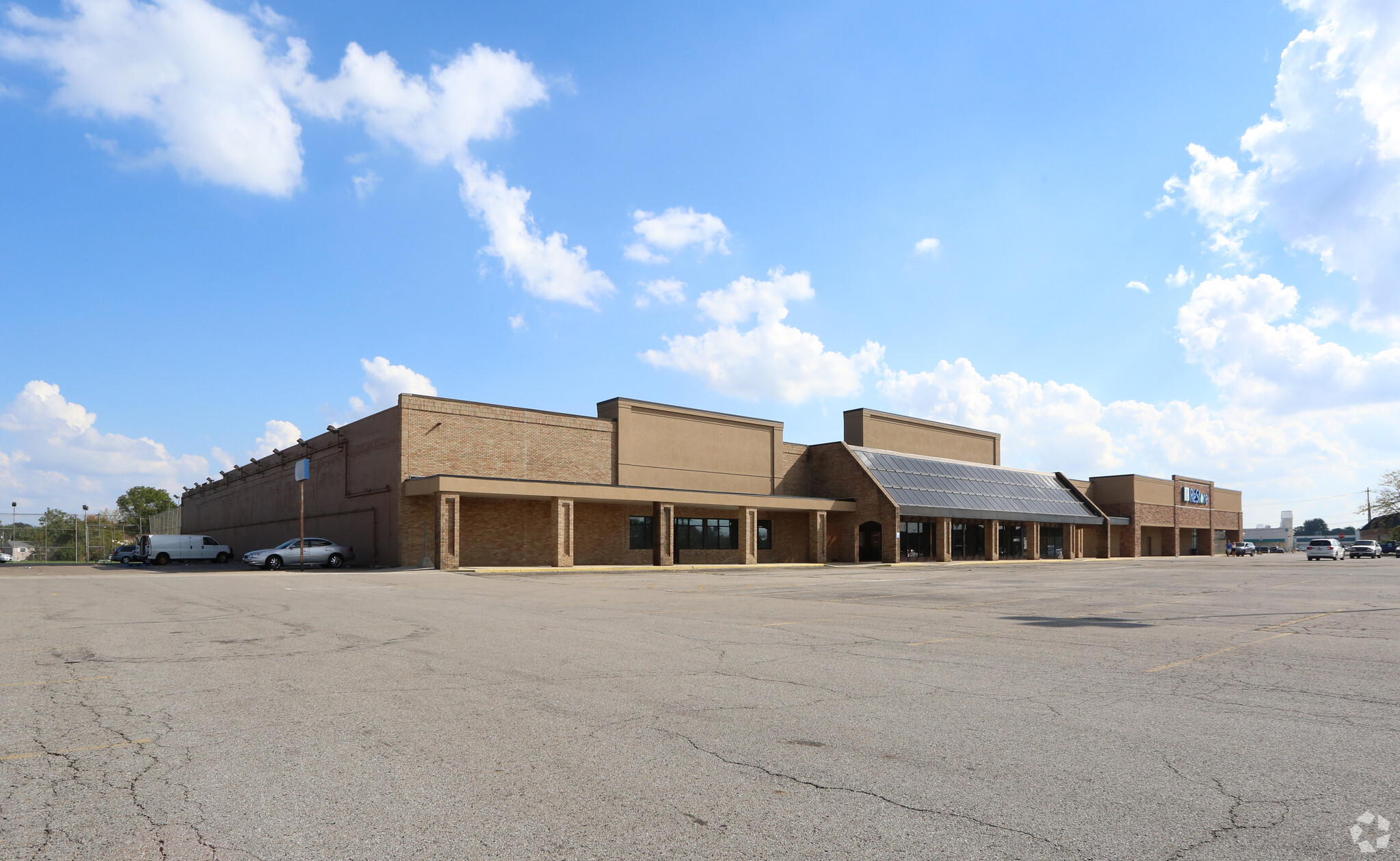 240-310 N Wilson Rd, Columbus, OH for lease Building Photo- Image 1 of 4