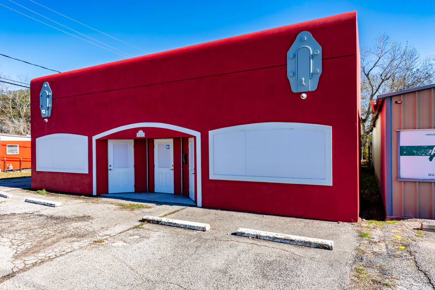 111 S 8th St, La Porte, TX for lease - Building Photo - Image 2 of 12