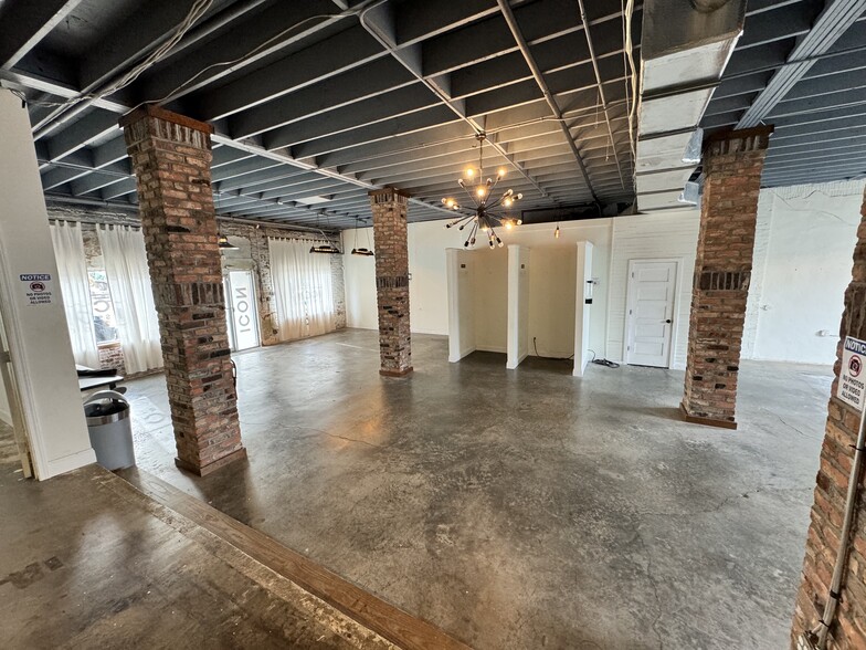 696 Somerset Ter, Atlanta, GA for lease - Interior Photo - Image 2 of 9