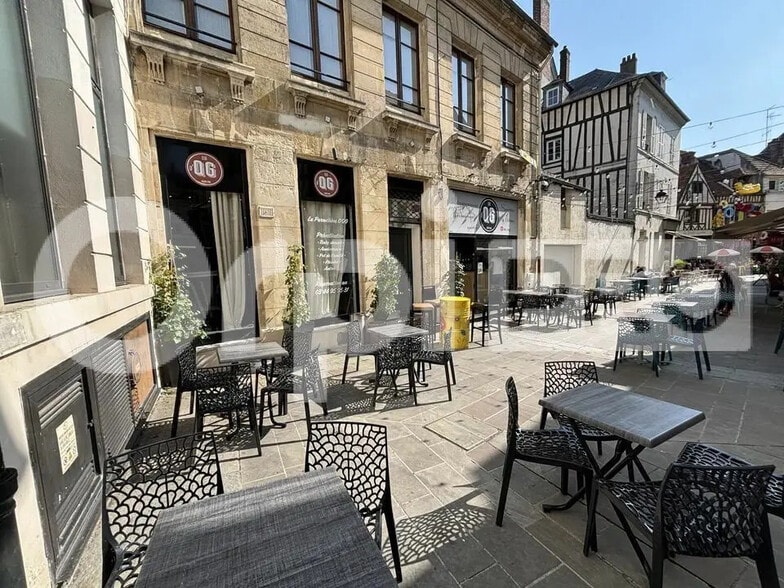 Retail in Compiègne for lease - Building Photo - Image 1 of 3