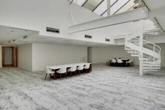 Office in Paris for lease Interior Photo- Image 1 of 6