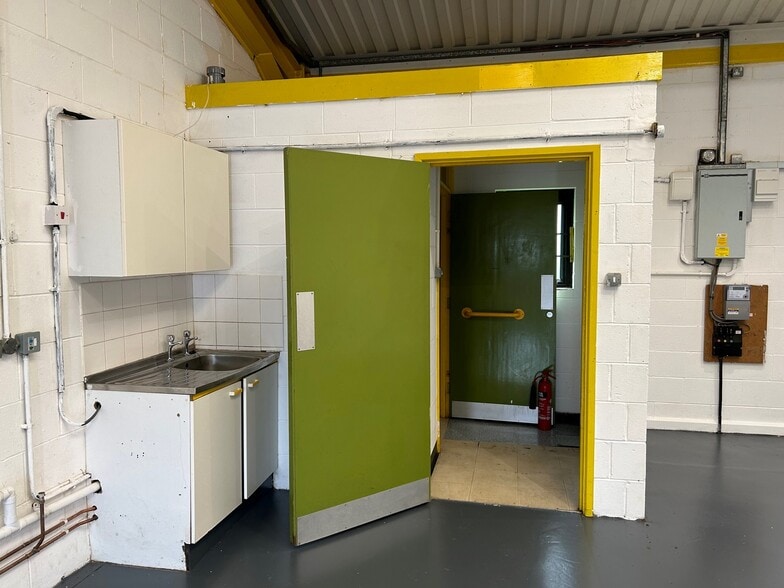 5A-5F Carlisle Rd, Brampton for lease - Building Photo - Image 3 of 7