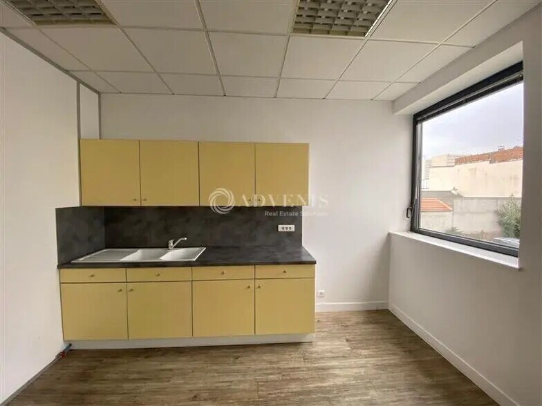 Office in Ivry-sur-Seine for lease - Interior Photo - Image 2 of 9
