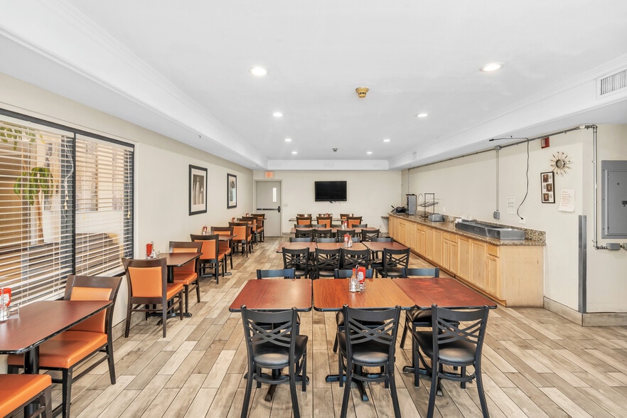 828 Real Rd, Bakersfield, CA for sale - Building Photo - Image 3 of 10