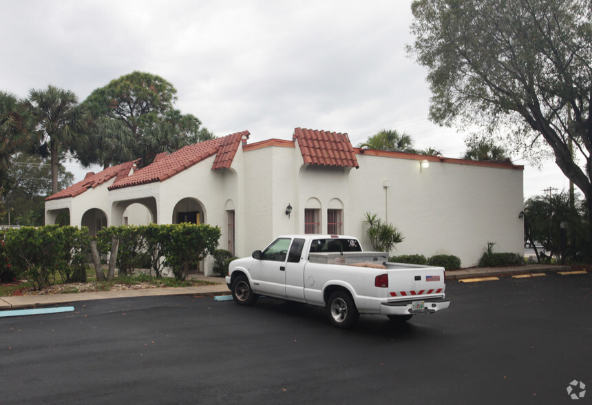 76 Pondella Rd, North Fort Myers, FL for lease - Primary Photo - Image 2 of 3